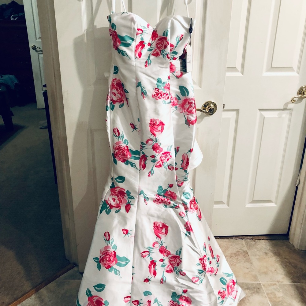 PROM DRESS 💕 - Picture 2 of 5